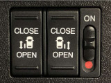 【両側パワースライドドア】両側がパワースライドドアになっており、運転席のスイッチやスマートキーでも開閉が可能です!開口部も広いので乗り降りも楽々♪