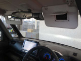 運転席・助手席ともにバニティミラーがあり身だしなみチェックに役立ちます。