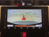 バックモニター付きです。車の後方に小型カメラが付いており、バックする際の後方の様子をモニター上に表示します。