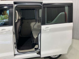 左側電動スライドドアは、子供の送り迎えの際に運転席からドアの開閉ができるので便利です。ルーフが高いので大人のかたの乗り降りもしやすいですよ★