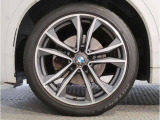 【BMWアロイホイル】軽量かつ強度に拘ったアロイホイル。走行性能ポテンシャルを引き出す設計。車の足元を引き締めてくれる大きなポイントはアロイホイルです。