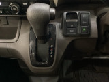 CVT車のセレクトレバーです。低速から高速まで、変速ショックのないスムーズな走りと、エンジン効率のよい領域を維持して燃費にも貢献します。サイドブレーキはスイッチ操作の電子制御パーキングブレーキです。