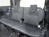 便利な5:5分割可倒式シートです。収納と乗車人数のバランスに優れています♪荷物の大きさに応じたラゲージスペースをフレキシブルに作り出せるので、シーンに応じた使い方ができます♪