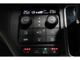 運転席と助手席の温度設定の変更が可能な左右独立タイプのデュアルエアコンです♪♪♪暑がりな人・寒がりな人も誰もが車内を快適にお過ごしいただけます♪♪♪