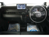 運転にかかわる様々な操作を安全に行えるように視点移動が少なく、操作性に配慮されたスイッチ類が凝縮されたコクピットです。