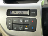 【オートエアコン】一度お好みの温度に設定すれば、車内の温度を検知し風量や温度を自動で調整。暑い&hellip;寒い&hellip;と何度もスイッチ操作をする必要はありません。快適な車内空間には必須の機能ですね♪