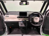 明るいコーディネートカラーに包まれた運転席空間。フロントガラス面積や位置取りが良く、Aピラーの内装色や形状にこだわることで前方・右前・左前方向の視認性がいいですよ!