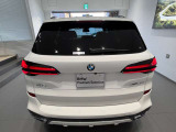 大型のL字型のリアランプもLEDライトを採用。洗練されたデザインにより、シャープなLEDランプの点灯します。後ろからの見た目にもこだわっております。