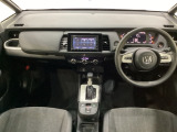 車内は光触媒抗菌消臭施工済です。インパネ周りはスタイリッシュなデザインで機能や装備も充実しています。グローブボックスやカップホルダーのほかにトレーなどたくさんの収納スペースが付いています。