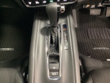 CVT車のセレクトレバーです。低速から高速まで、変速ショックのないスムーズな走りと、エンジン効率のよい領域を維持して燃費にも貢献します。サイドブレーキはスイッチ操作の電子制御パーキングブレーキです。