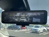 【スマートルームミラー】後方の映像を高精細モニターに映し出し、荷物や乗員で視界が遮られても安全に確認可能。夜間や雨天でもクリアな視界を確保する先進装備です。