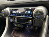 冬場に嬉しい運転席、助手席シートヒーター付きでポカポカ