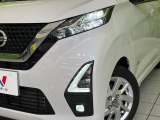 【LEDヘッドライト】悪天候や夜間走行時も良好な視界を確保し安心して運転できる高輝度LEDヘッドライトを装備!点灯速度が早く、消費電力も抑えられています。
