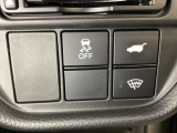 VSA装備車です。VSAはドライバーの操作と車の動きを見守っています。もし車の挙動が乱れたとき、4輪別々にブレーキをかけたり、エンジンパワーをしぼることによって車を安定させます。