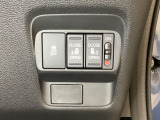 リアドアは乗り降りに便利な両側電動スライドドアです。また運転席に座っていながらスイッチ操作で自在にスライドドアを開け閉めできます。またHondaセンシング用のVSA解除スイッチも横に装備しています。