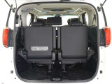 3列目シートは跳ね上げ式で折りたたみ可能です。キャンプ用品など大きな荷物もばっちり収納可能です!