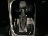 CVT車のセレクトレバーです。低速から高速まで、変速ショックのないスムーズな走りと、エンジン効率のよい領域を維持して燃費にも貢献します。サイドブレーキはスイッチ操作の電子制御パーキングブレーキです。