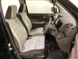 女性でも運転がしやすいように、シートの高さ調整機能(シートリフター)がついています。運転席と助手席の間が空いている為、助手席側への移動がスムーズです。交通量の多い道でも助手席側から乗り降りができます。