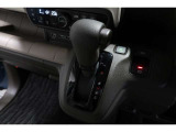 インパネシフトだから視線の移動も少なく足元もスッキリ♪運転席もゆったりしているのでゆとりを持ってドライブできますね!