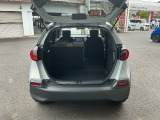 後席を倒せば長い荷物も積めますよ