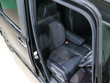程よい硬さとホールド性が高いシートで長時間運転も快適です。