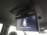 <リアモニター(後席モニター)>車の後部座席から動画の視聴が楽しめる車載モニターです。