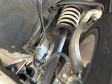 【TRD製ダウンサス】ローダウン済みのお車で、スタイリッシュな見た目となっております。車両の重心が下がる事で、走行時の安定性も向上します♪