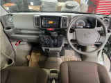 使いやすく安全な操作性と、良好な視界を実現した運転席になっています。