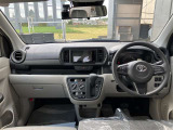 見通しのよいすっきりとした視界で、誰でも運転しやすいです。運転のしやすさは疲れにくさにも繋がります