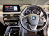 【ハンドル】ドライバーとBMW車の一体感がダイレクトに伝わるステアリングホイール。形状・太さへの拘りに加えて、操作性を高める為にスイッチ類も配置。クイックかつ安定のドライビングを体感下さい!