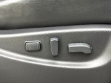 【パワーシート】スイッチ一つで簡単にシートの微調整が可能!電動だから力もいりません!快適なシートポジションにセットして、快適なドライブをお楽しみください。