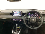 車内は光触媒抗菌消臭施工済です。スタイリッシュなデザインでスポーティなインパネ周りを演出します。グローブボックスやカップホルダーのほかにトレーなどたくさんの収納スペースが付いています。