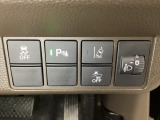 ハンドルの右側にはヘットライトリベライザーとHondaセンシング用のメインスイッチがついています。ヘッドライトリベライザーは道路状況や積荷の加重に応じてライトの高さを調節できます。