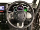 ステアリングスイッチがついていますので、オーディオのチャンネル変更、ボリューム、ジャンル変更が操作可能です。ハンドルから手を離さず安全に操作できます。