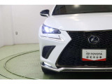 人気のL字型三眼式のヘッドライトは環境に優しく経済的なLED。汚れや積雪を取り除いてくれるヘッドライトウォッシャー付。オートライト、オートハイビームも搭載。面倒なヘッドライトの切替は不要です。