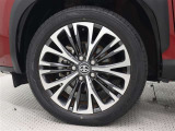 215/50R18タイヤ&18インチアルミホイール(切削光輝/センターオーナメント付)を装着しています。