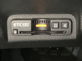 ハンドルの左下にETC2.0がついています。高速道路の料金所の通過も楽々です!。 カードの取り出しもしやすい場所についています。