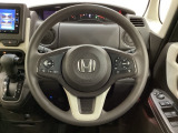 ハンドルにHondaセンシング系のクルーズコントロールやレーンキープアシストなどのスイッチと、オーディオの操作スイッチが装備されています。ハンドルから手を離さず安全に操作できます。