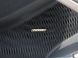BOSEサラウンドサウンドシステムは、車内の音響特性に合わせて的確にチューニングされており、コンサートホールのようにバランスに優れた原音を忠実に再現した音響パターンを生み出します。