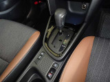 電動パーキングブレーキ・ブレーキホールドを装備してます。ホールド機能は信号待ちが多い一般道で疲労軽減になり、大好評です!