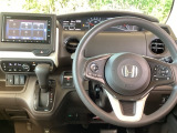運転席周辺のスマートなレイアウトが、操作のしやすさを実現。快適なドライブをサポートします。手元で操作ができる、電子制御パーキングブレーキ。