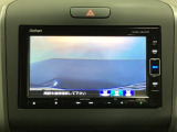 ギヤをR(バック)に入れるとナビの画面に後ろの映像が映るリアカメラ付です。後退時、コンディションが悪い視界でもカラーバックモニターがドライバーをサポートします。