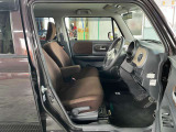 運転席の足元は広々としており、座席は大きく前後にスライド出来るので自分に合ったポジションで運転する事が出来ます。アクセルやブレーキにクセもなくとても運転のしやすい車両です。