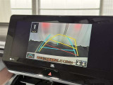 【バックガイドモニター】車両後方の映像をナビ画面に表示し、駐車などの後退操作をサポートします。