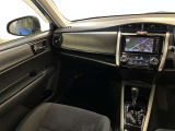 シックな色使いの運転席周りですね。すっきりとしたデザインで上品な色使いです。居心地の良い運転席、長く座ってられるリラックスできるデザインがいいですね。
