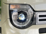 【LEDヘッドライト】悪天候や夜間走行時も良好な視界を確保し安心して運転できる高輝度LEDヘッドライトを装備!点灯速度が早く、消費電力も抑えられています。