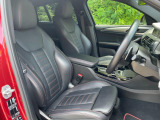 スポーツシートになっておりますので、ドライバーの身体をホールドし、安定したドライビング姿勢をサポート致します。日常的な運転でも、長時間にわたる運転でも快適な姿勢を保つための設計になっております。