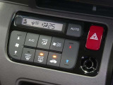 【オートエアコン】車内温度を感知して自動で温度調整をしてくれるのでいつでも快適な車内空間を創り上げます!どの席に座っても快適なドライブが楽しめます♪