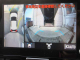 パノラミックビューモニター付きです。車両を上から見たような映像をディスプレイオーディオ画面に表示。運転席からの目視だけでは見にくい、車両周辺の状況をリアルタイムでしっかり確認できます。