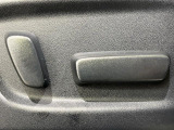 【パワーシート】スイッチ一つで簡単にシートの微調整が可能!電動だから力もいりません!快適なシートポジションにセットして、快適なドライブをお楽しみください。